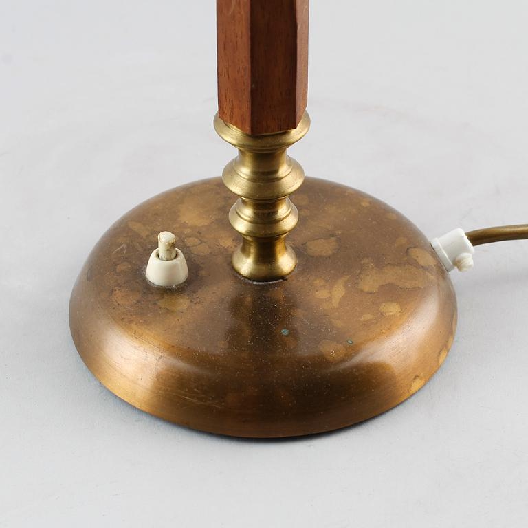 BORDSLAMPA, metall och teak, 1900-talets första hälft.