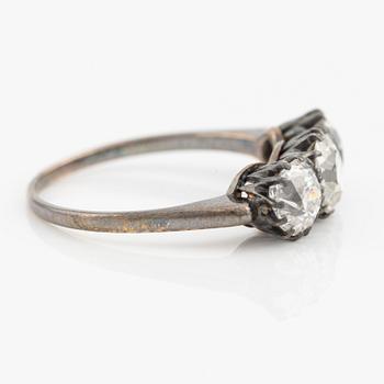 Ring, three-stone ring, with old-cut diamonds.