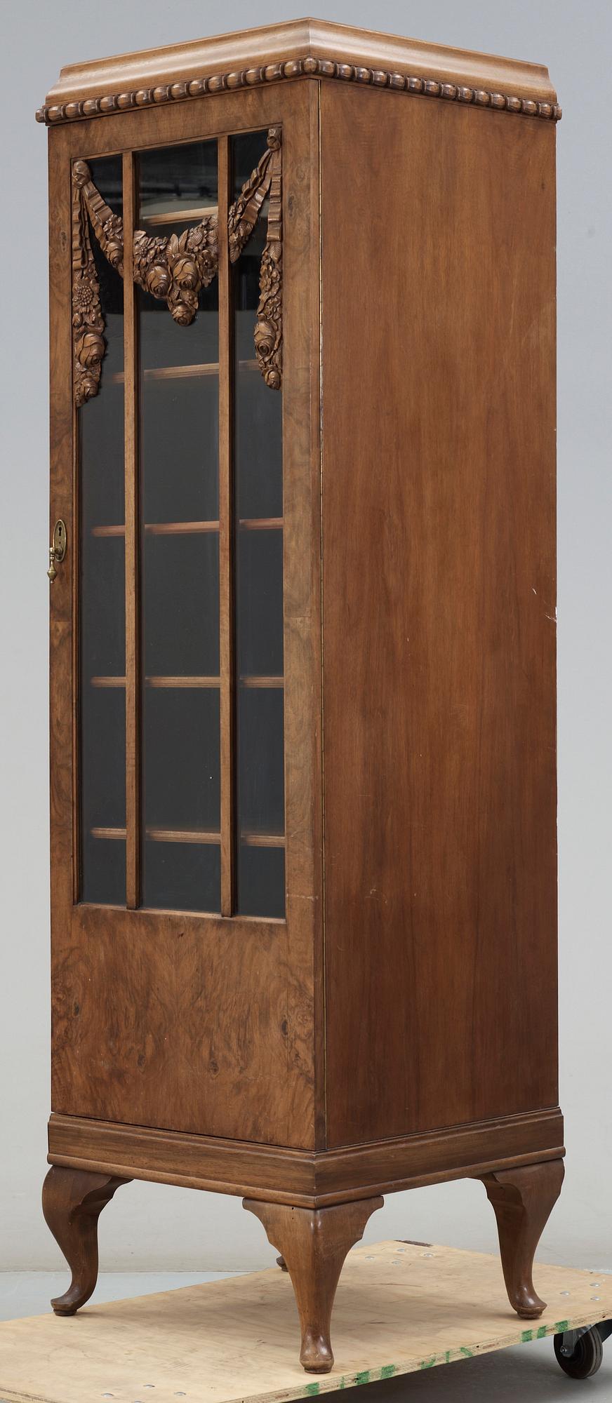 VITRINSKÅP, Louis XV-stil, sent 1800-tal.