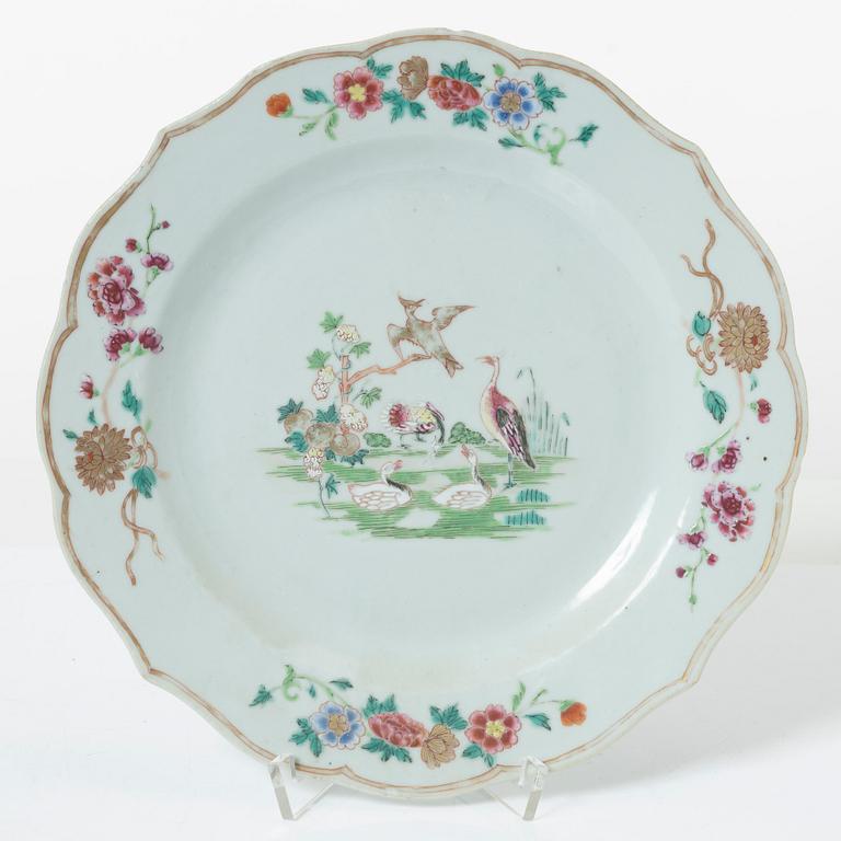 Tallrikar, porslin, åtta stycken, Qingdynastin, Qianlong (1736-95).