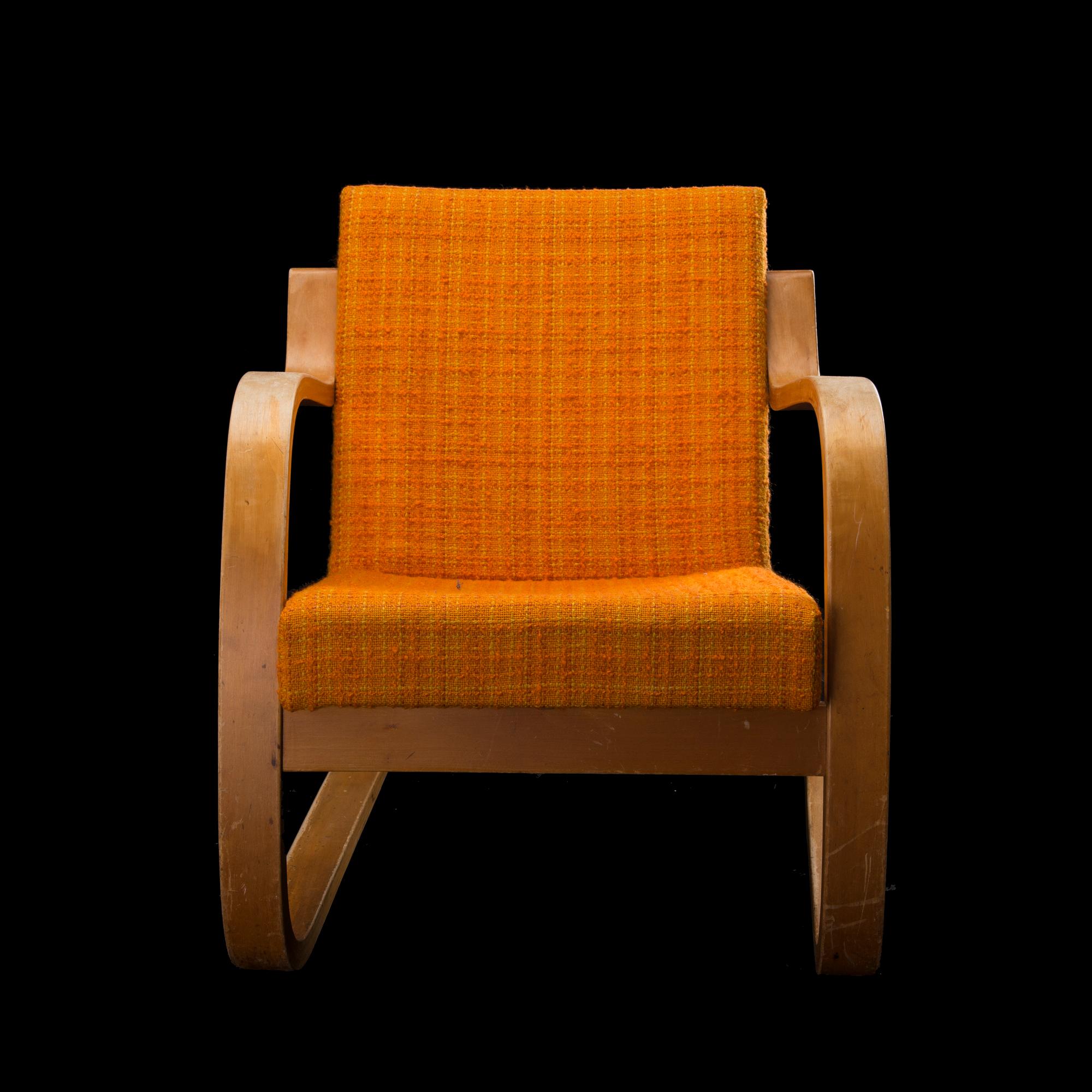 ALVAR AALTO, FÅTÖLJER, ETT PAR. NR 34/402. Tillverkad för Artek av Oy Huonekalu- ja Rakennustyötehdas Ab, Åbo. 1950-tal.