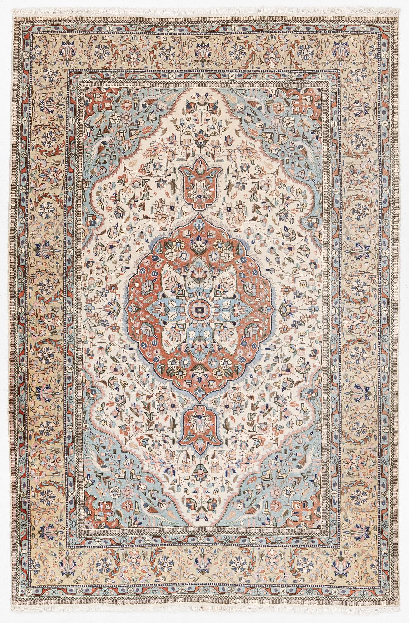 A Tabriz type carpet, c. 300 x 200 cm.