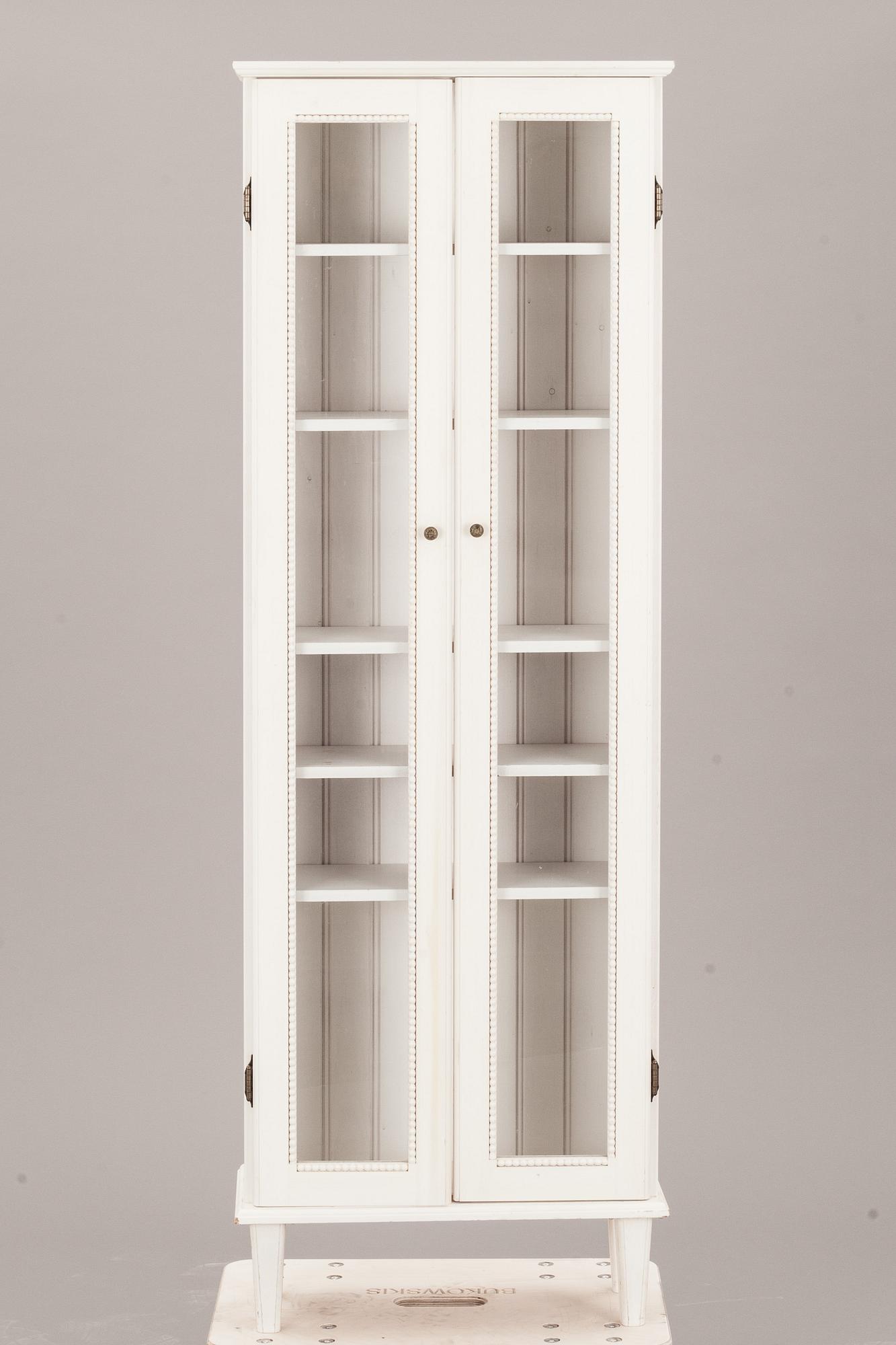 VITRINSKÅP, gustaviansk stil. Modern tillverkning.