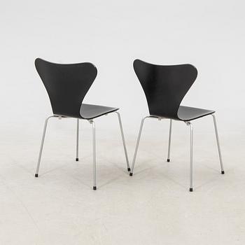 Arne Jacobsen, stolar 2 st. "Sjuan", Fritz Hansen, Danmark 2007.