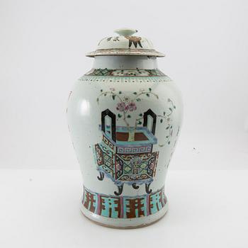 A Chinese porcelain urn with cover, 19th/20th century.