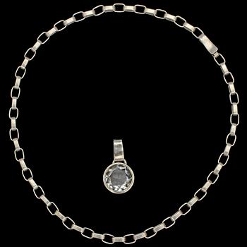HALSKEDJA samt HÄNGE, sterlingsilver samt bergskristall, Sven-Erik resp Anders Högberg, Göteborg, 1976/77. Vikt 131g.