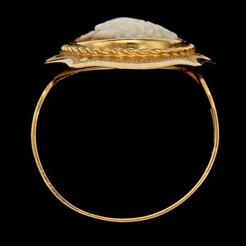 RING, 18k guld med snäckskalskamé, Alton, Falköping, 1992. Vikt 3 g.