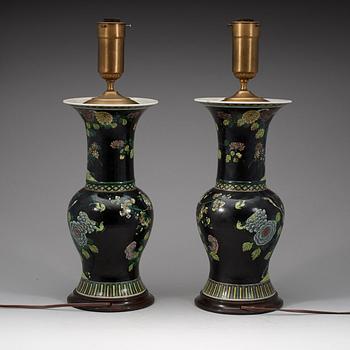 VASER/BORDSLAMPOR, ett par, porslin. Qingdynastin, 1800-tal.