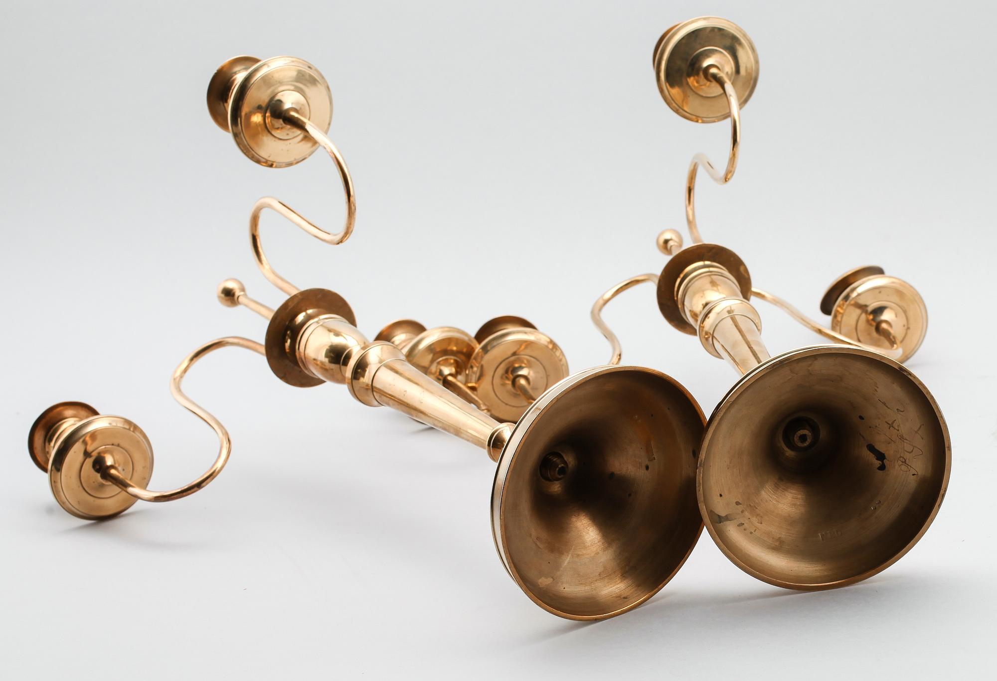 KANDELABRAR, 1 par, mässing, Nils Petter Linderberg, Sundsvall, omkring år 1900.