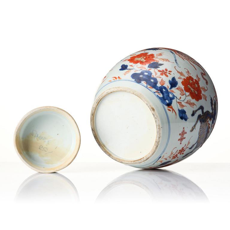 Kruka med lock, porslin. Qingdynastin, Kangxi (1662-1722).
