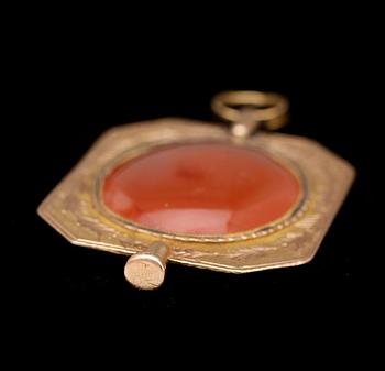 URNYCKEL / HÄNGE, 18k guld med karneol, Sverige omkr 1700/1800.