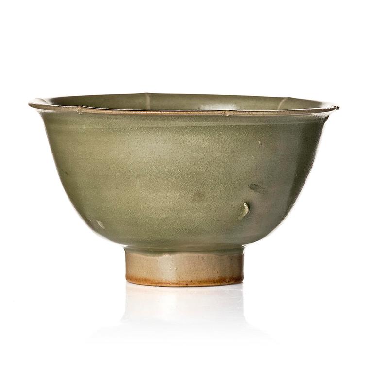 An elegant celadon glazed bowl, Song dynasty (960-1279).