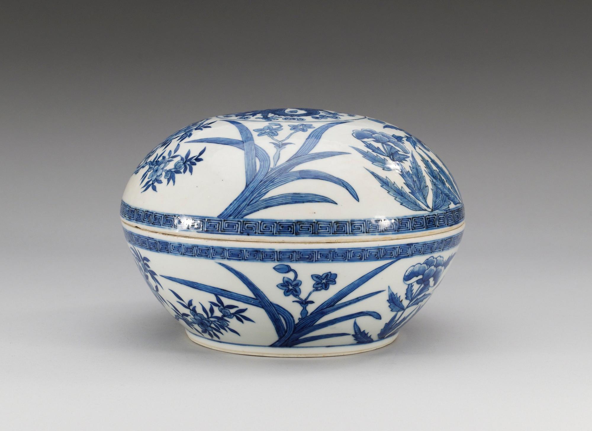 A circular blue and white 'dragon' box and cover, Qing dynasty, period of Jiaqing (1796-1820).