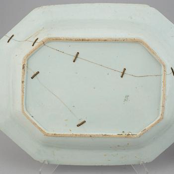 Stekfat, ett par, samt tallrikar, 3 st, urnor 2 st, porslin. Kina, 1700-1900-tal.