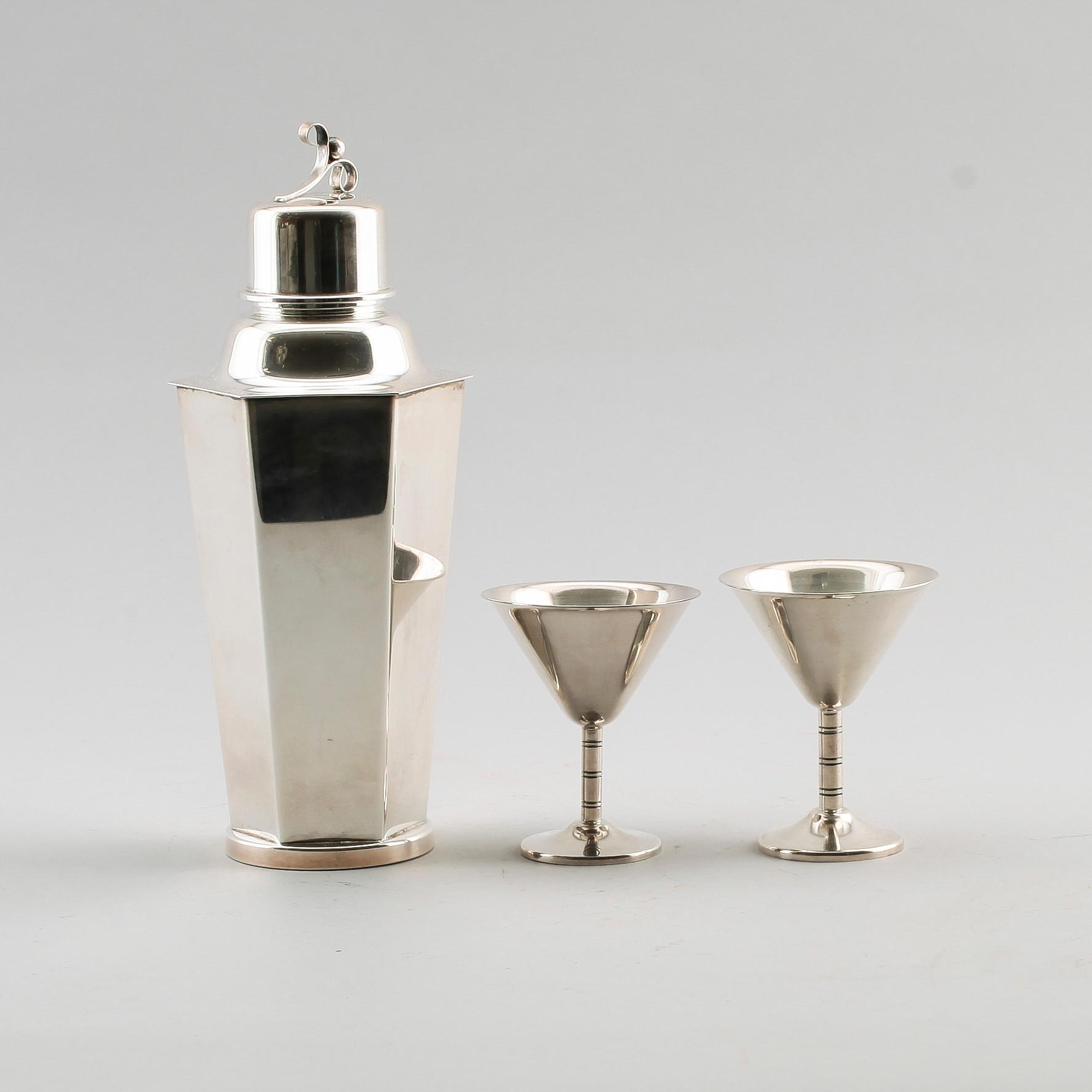 SHAKER OCH COCKTAILGLAS, 13 delar, nysilver, bl a Tesi, 1900-talets mitt.