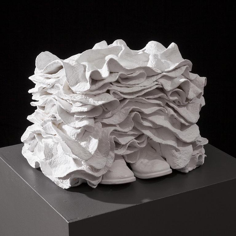 SAANA MURTTI
Beyond presence, 2013. 
Posliini, 43x29x38 cm.