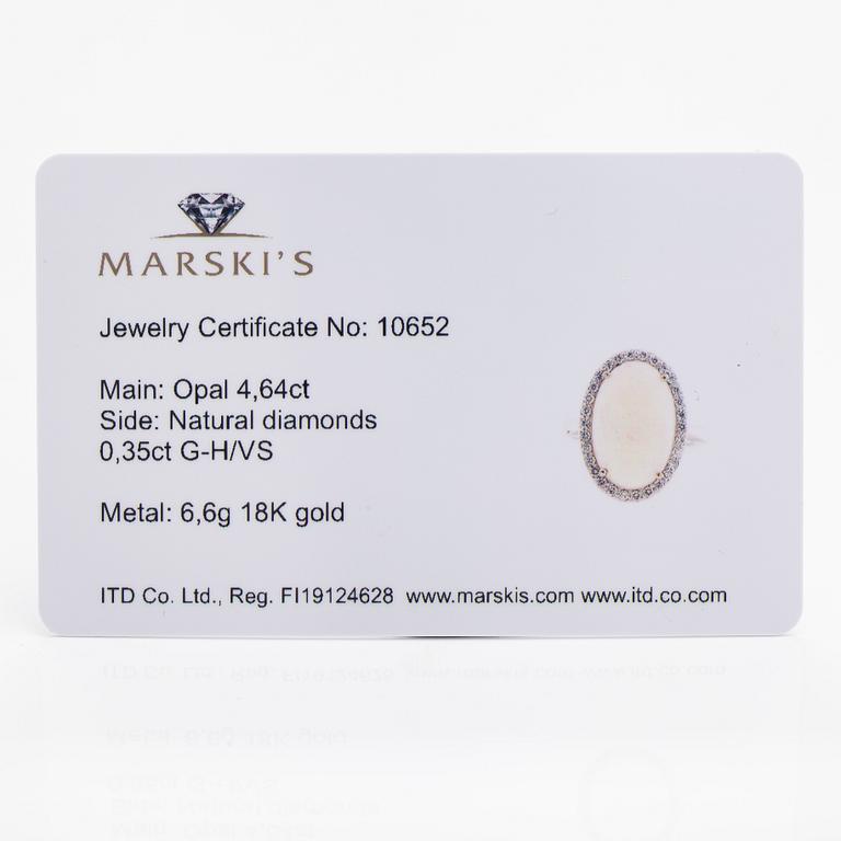 Sormus, 18k valkokultaa, opaali n. 4.64 ct ja timantteja n. 0.35 ct yht todistuksen mukaan.