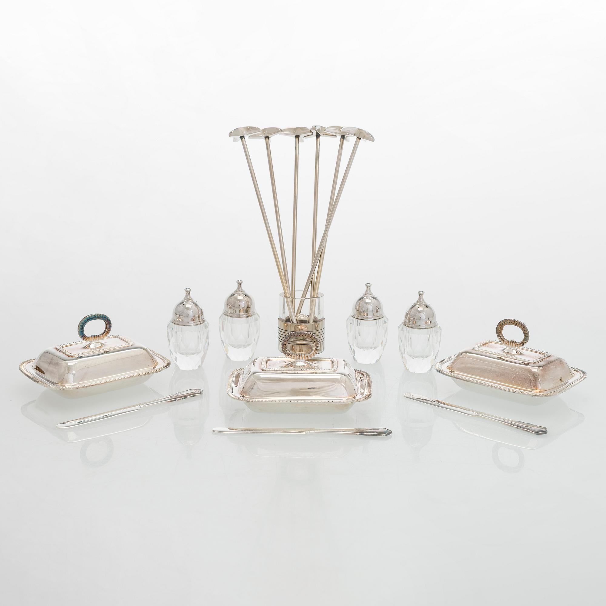 Kokoelma kattausesineitä, 17 osaa.