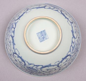 SKÅL, samt 2 SKÅLFAT, porslin, Kina.