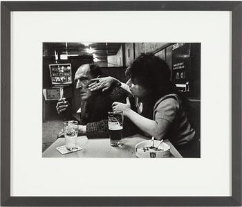 Anders Petersen, "Gertrud med en kund" ur "Café Lehmitz" samt bok "Café Lehmitz", Stockholm, 1982.
