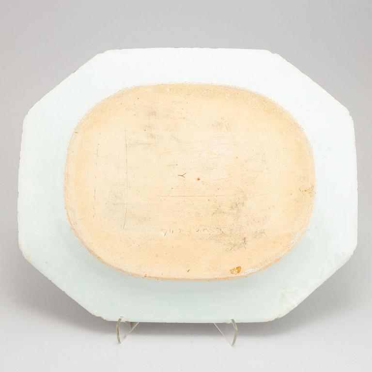 A blue and white serving dish, Qing dynasty, Qianlong (1736-95).