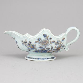 A blue and white export porcelain saucer, Qing dynasty, Qianlong (1736-95).