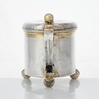 Dryckeskanna, dubbelslagen mästarstämpel, möjligen för Carl Arfwedson Åhl (verksam i Nyen 1687-1698). Barock.