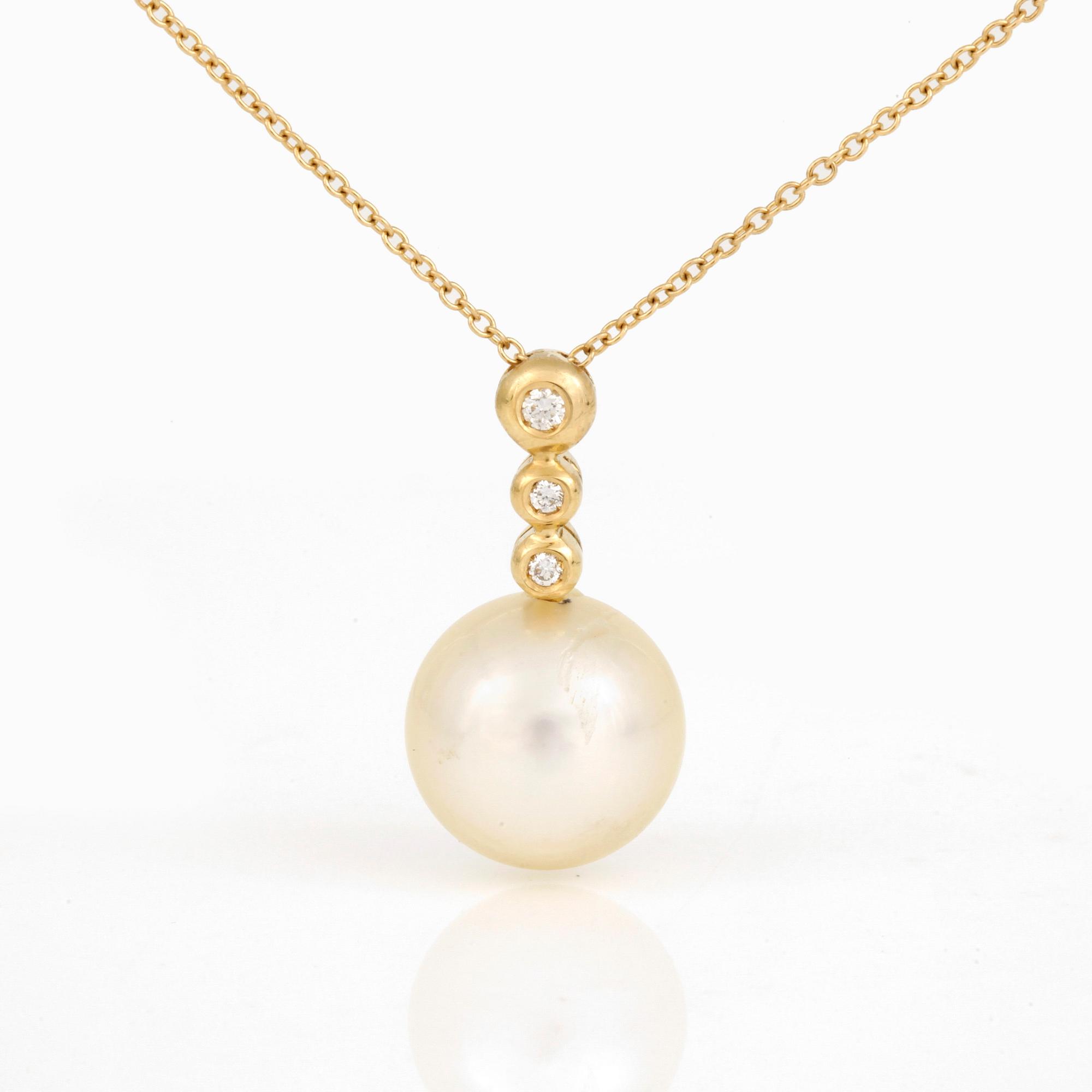 HÄNGE, med odlad 'South sea' pärla och diamanter totalt ca 0.04 ct. Total vikt 3,8 gram.