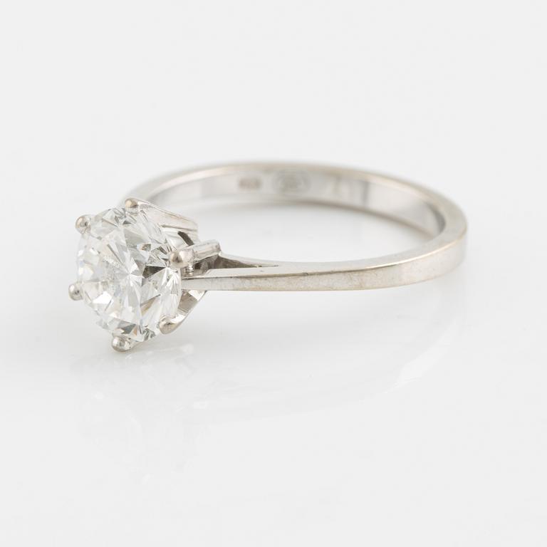 Ring, Gübelin, solitär, vitguld med briljantslipad diamant, ca 1,58 ct.
