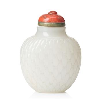 585. A neprite snuff bottle with stopper, Qing dynasty, 19th Century.