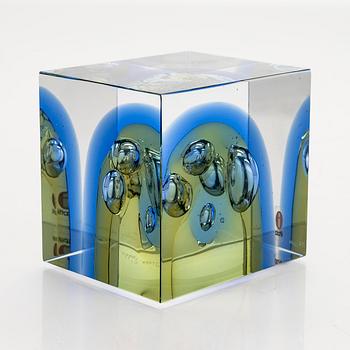 Oiva Toikka, an annual glass cube, signed Oiva Toikka Nuutajärvi 2007, 172/2000.