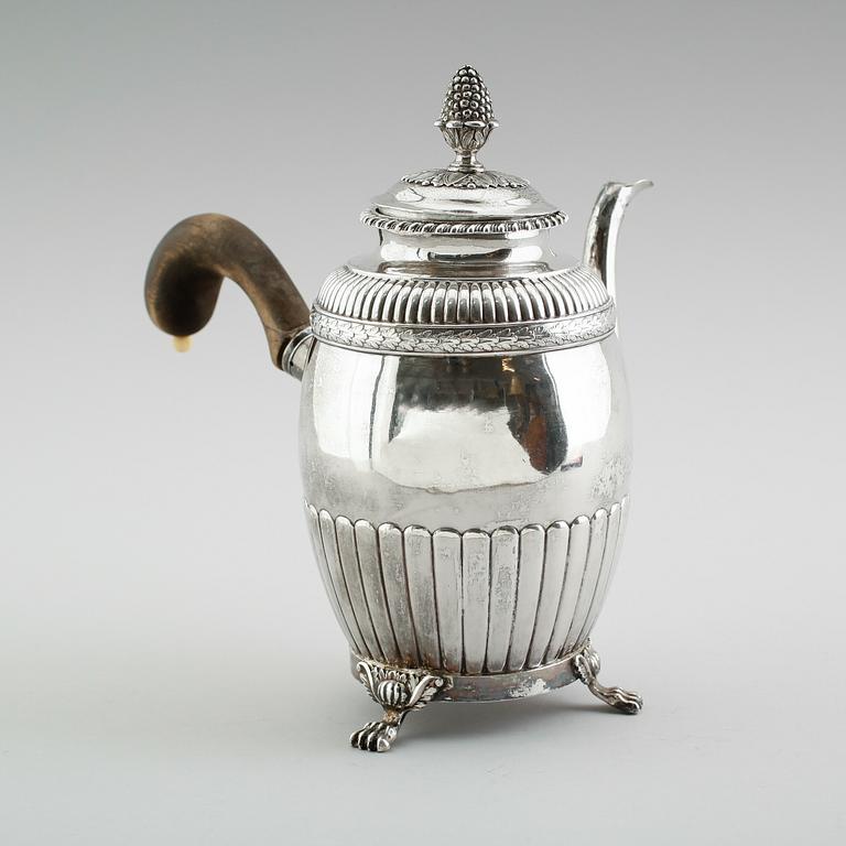KAFFEKANNA, silver, Johan Petter Grönvall, Stockholm 1834. Vikt ca 679 gram.