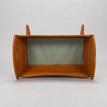 Ilmari Tapiovaara, kehto, "Apu", valmistaja Laukaan Puu, Apu lehdelle. 1960-luvun alku.