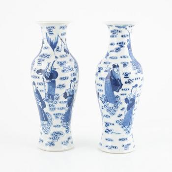 A pair of Chinese blue and white vases, late Qing dynasty/first half of 20th century.
