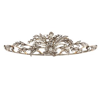 479. A brooch/tiara combination.