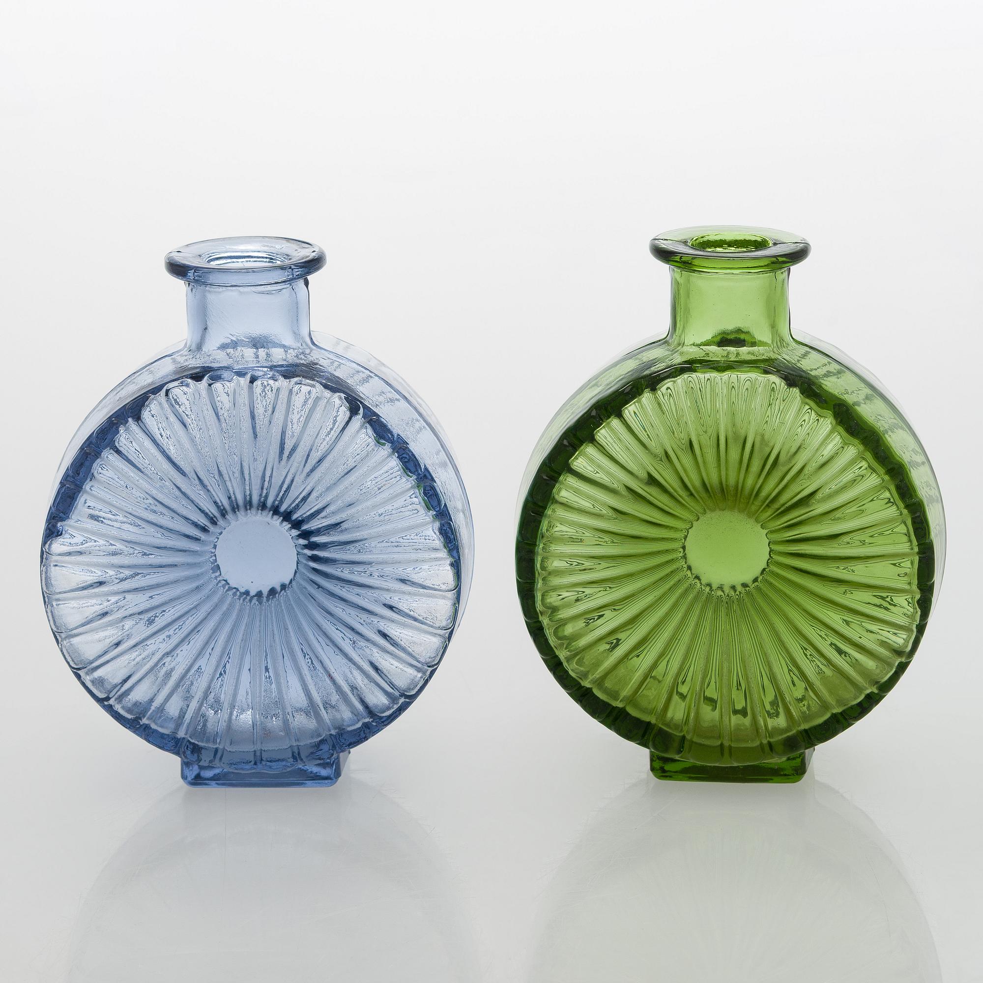 Helena Tynell, flaskor, 2 st, "Solflaskan" Riihimäen Lasi Oy. I produktion 1964-1974.