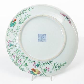 Fat, två stycken, samt lock och skål, porslin. Sen Qingdynasti.