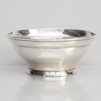 Georg Jensen, a sterling silver bowl, model nr 415, Copenhagen 1925-32.