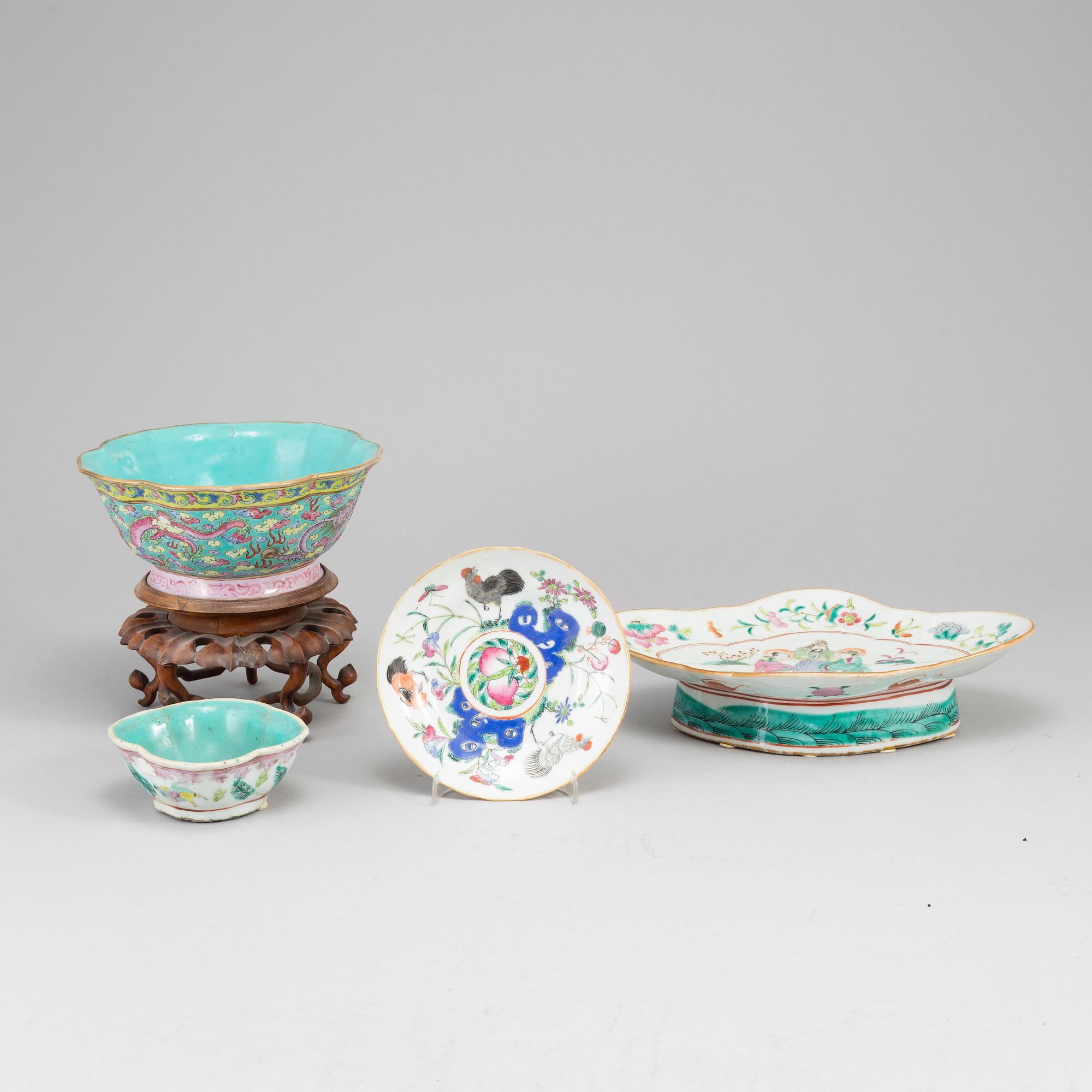 A group of three famille rose bowls and a dish, late Qing dynasty, circa 1900.