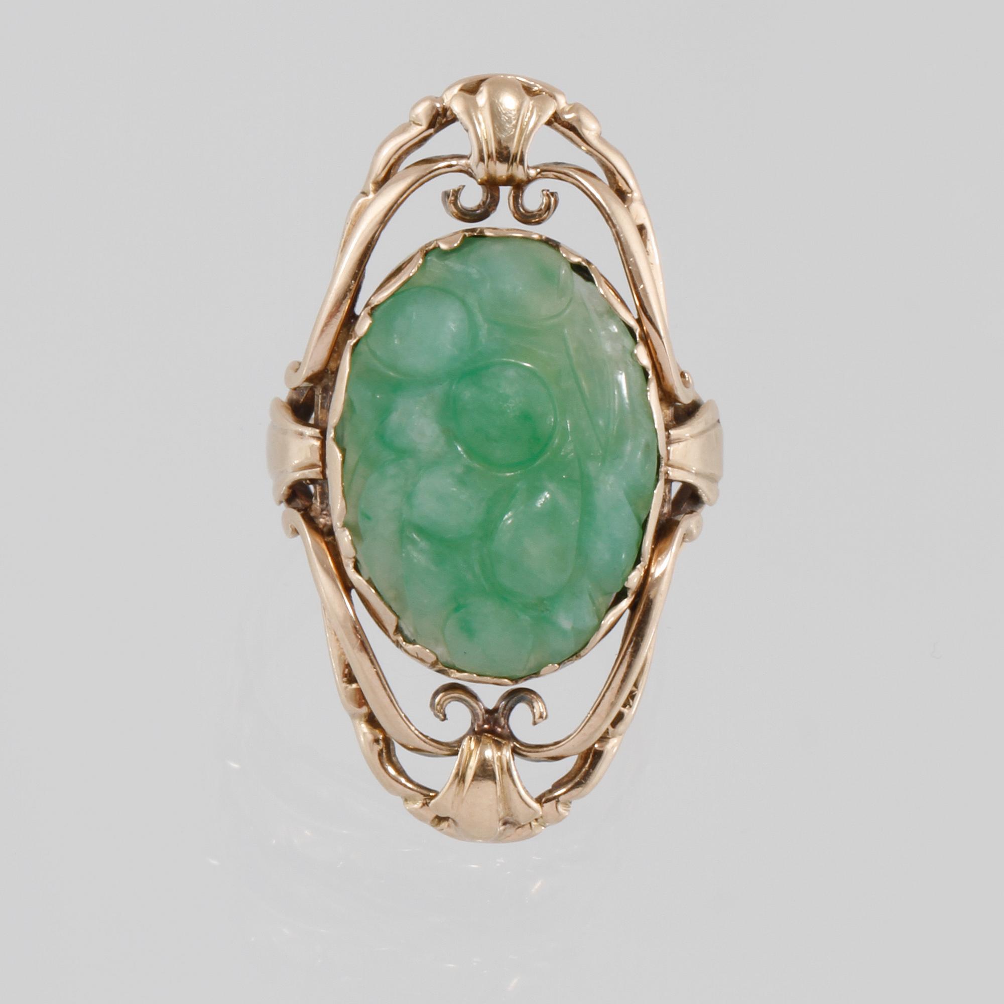 RING, 14K guld med skuren jadeit, utländska stämplar. Vikt 6,2 gram.