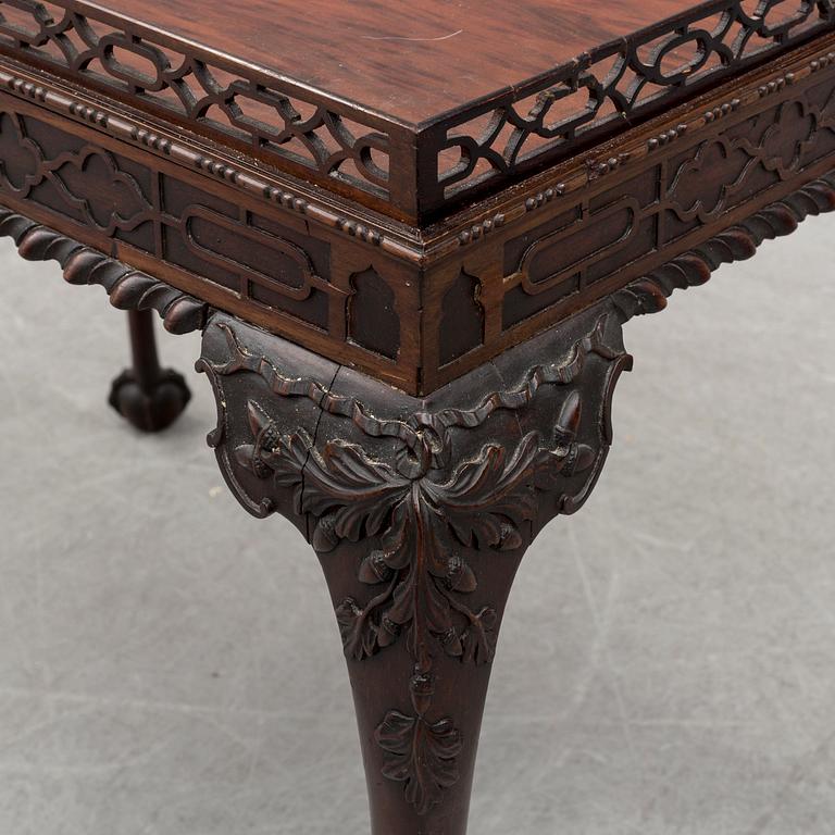 A mahogany table, Chippendale-style, England, 19th century.