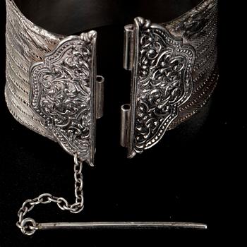 ARMBAND, silver. Mellanöstern 1900-talets första hälft. Vikt 65,5 g.