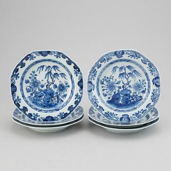 Six blue and white export porcelain serving dish, Qing dynasty, Qianlong (1736-95).