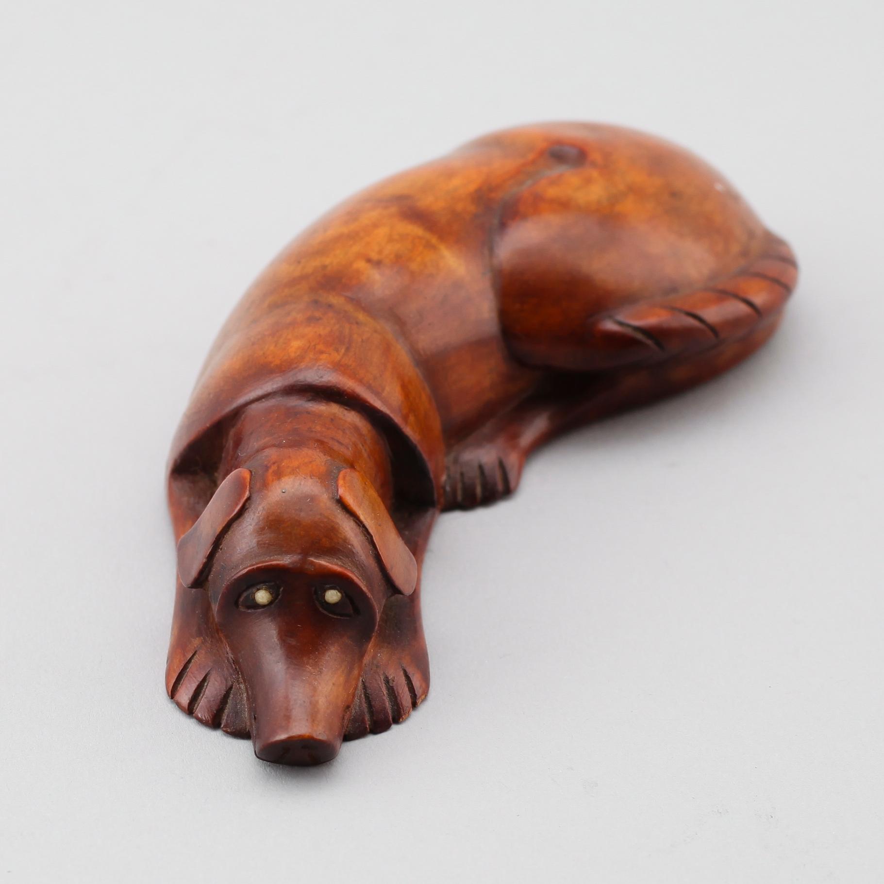 SNUSHUND, skuret trä, 1900-talets första hälft.
