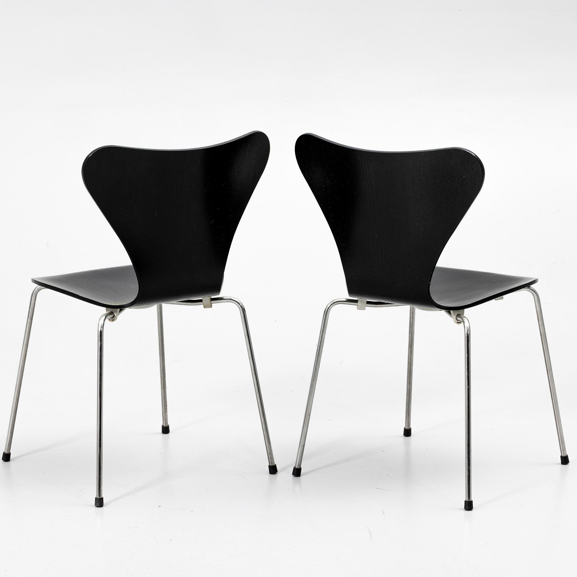 Arne Jacobsen, Chairs, a pair, "Series 7", Fritz Hansen, Denmark, 2000s.