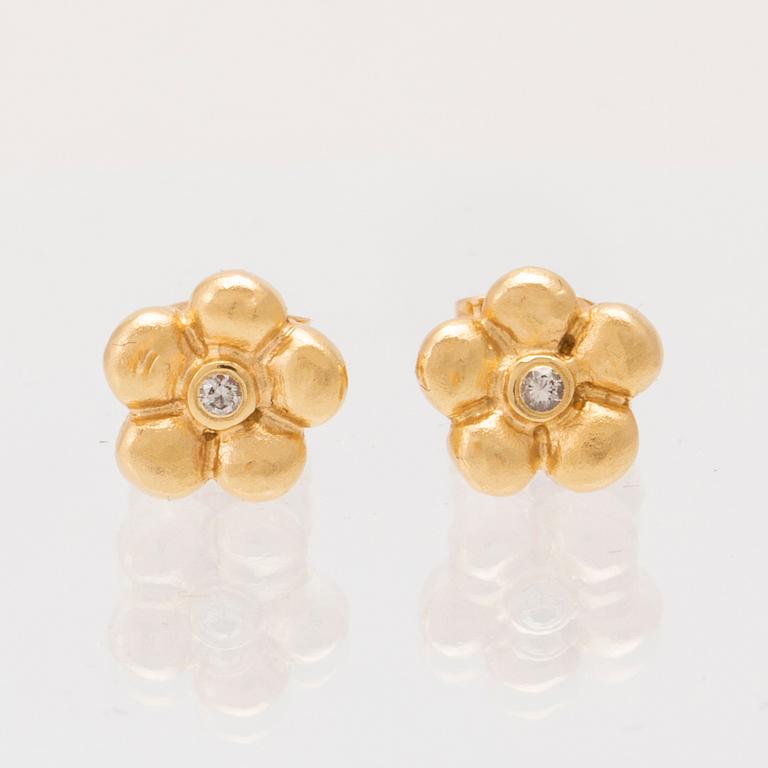 Ole Lynggaard, earrings in 18k gold with round brilliant-cut diamonds.
