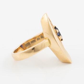 Ring 18K gold with blue-purple stone.