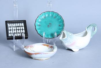 ASKFAT, 3 st, samt SÅSSNIPA, keramik, bl a Stig Lindberg och Wilhelm Kåge, 1900-tal.