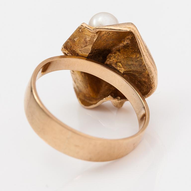 Björn Weckström, Ring "Brutet löv", 14K guld, odlade pärlor. Lapponia 1970.