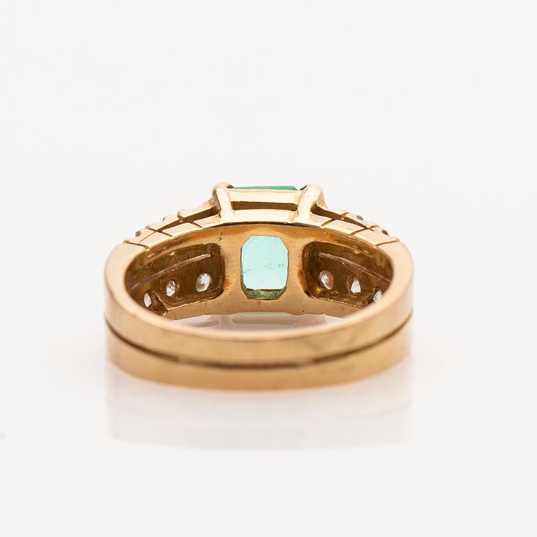 Ring, 18K gold with an emerald set in it and 12 brilliant-cut diamonds.